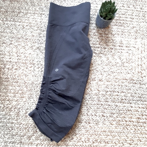 Pants - LULULEMON EBB & FLOW SEAMLESS 6 COMPRESSION CROP CAPRI TIGHT BLACK